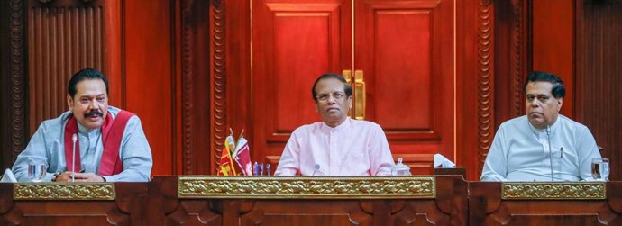 Mahinda Rajapaksa (izquierda) con el presidente de Sri Lanka