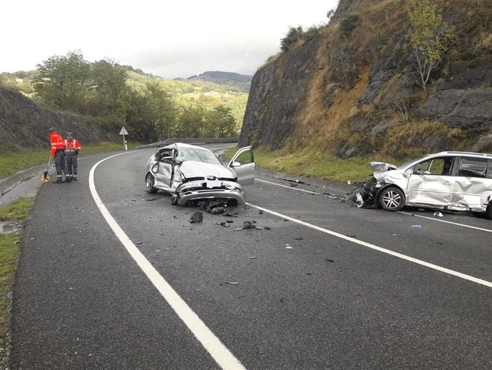 Imagen de los dos turismos implicados en el accidente en la N-121-B