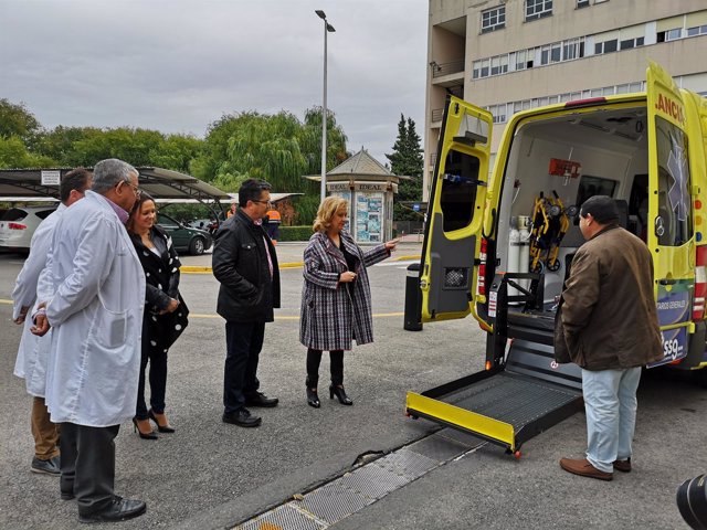 Visita a las nuevas ambulancias