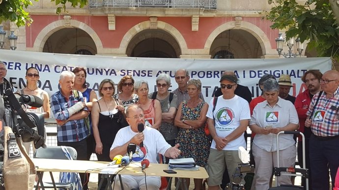 ARXIVO / Acte dels impulsors de la ILP de l'RGC amb el seu portaveu D.Toledà