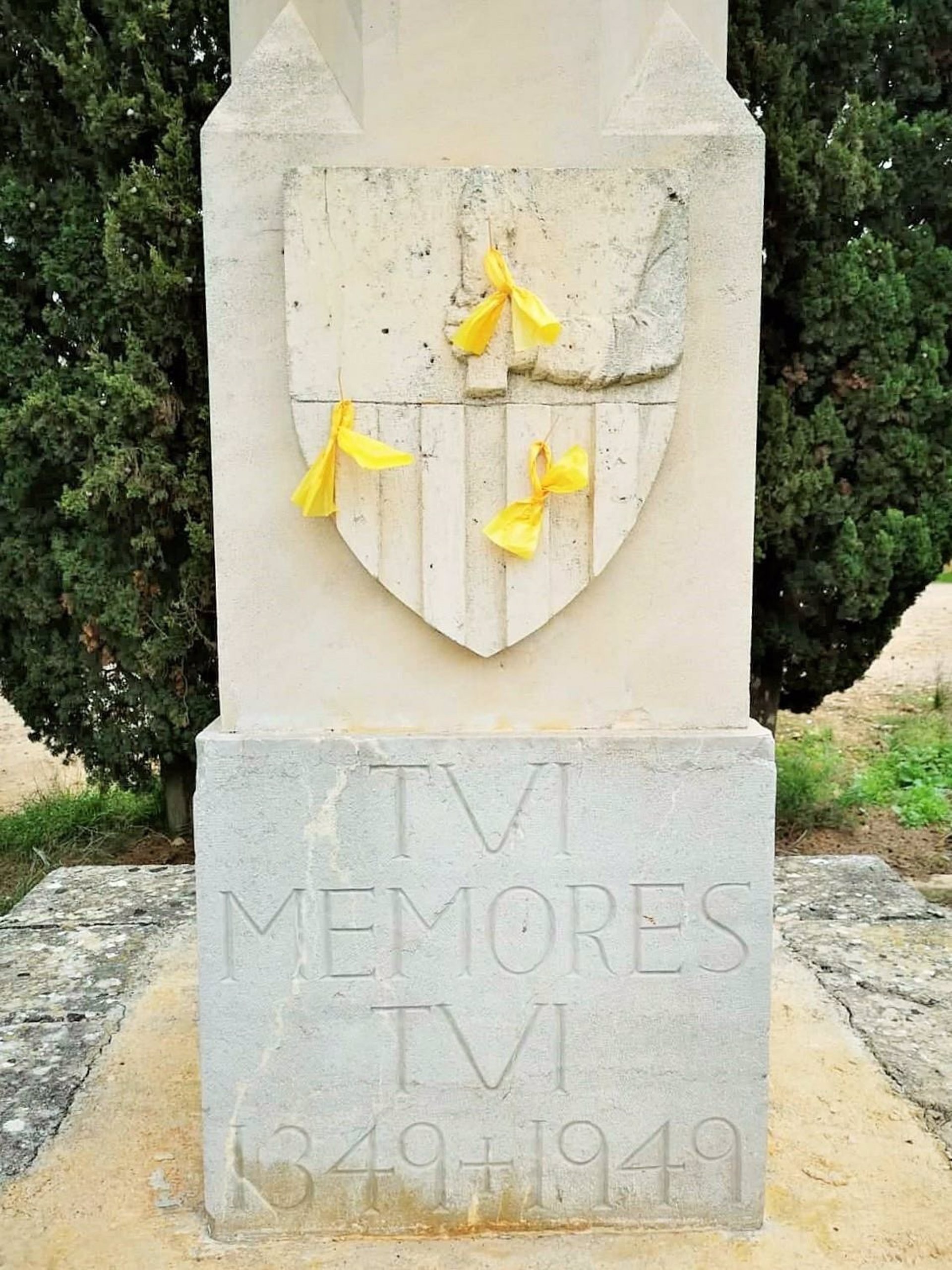 La Fundació Jaume III retira lazos amarillos de la Creu des Camp de Sa Batalla en Llucmajor