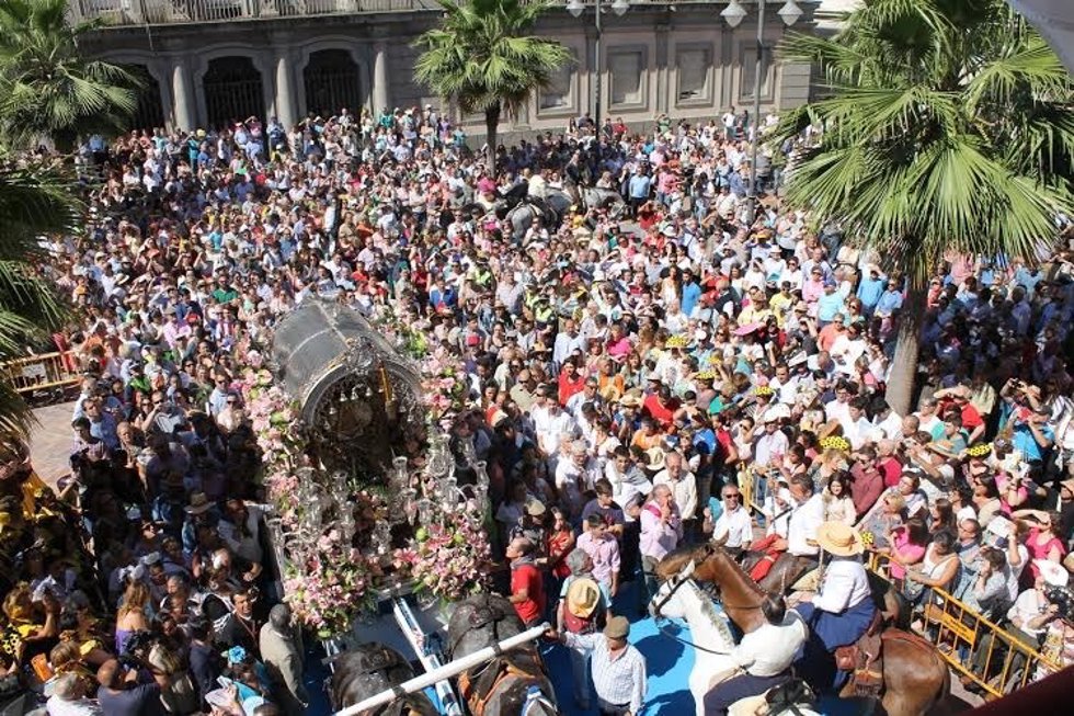 Simpecao de Emigrantes frente al Ayuntamiento de Huelva.