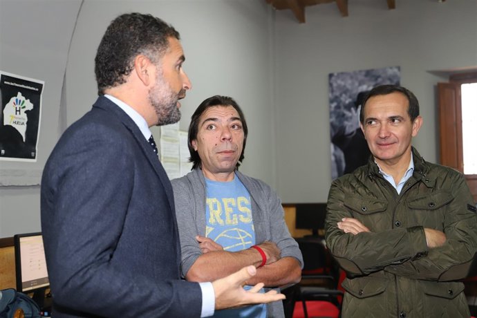 [Grupohuelva] 1 Nota Y 2 Fotos Junta (Visita Centro Guadalinfo Moguer)