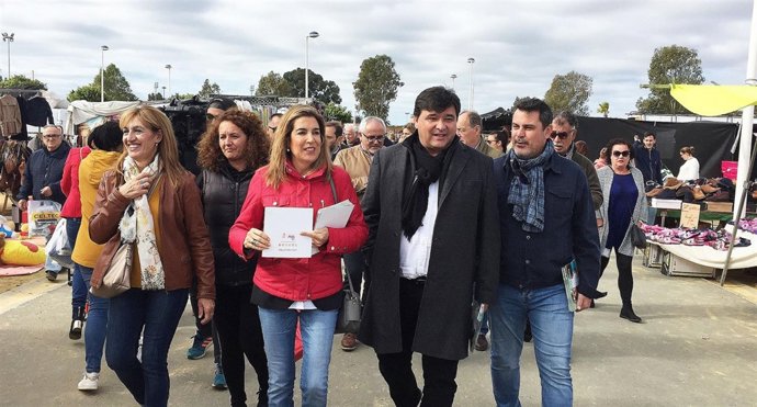 El PSOE realiza un reparto informativo en el mercadillo de la capital.