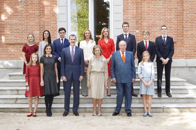 Los Reyes Feipe y Letizia, junto a Sofía y Juan Carlos,  con sus hijos y nietos