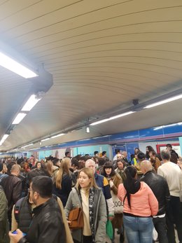 Acumulación de personas en pasillos de la estación del Metro de Plaza Castilla