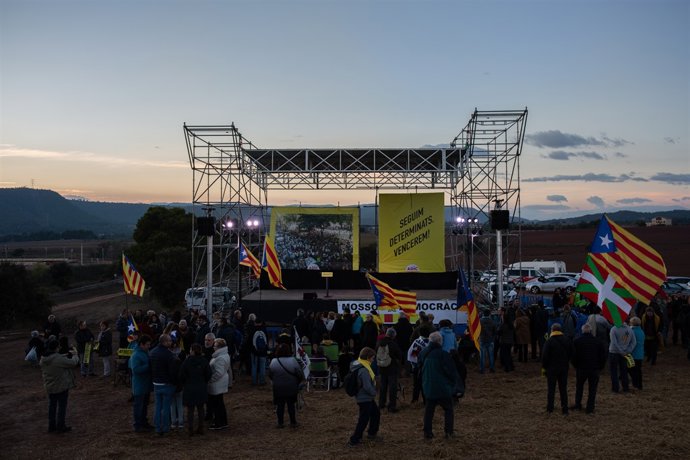 Simpatitzants dels presos independentistes del 'procés' prop de Lledoners