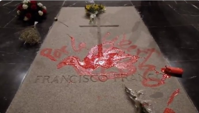 Llancen pintura vermella sobre la tomba de Franco a la Vall dels Caiguts