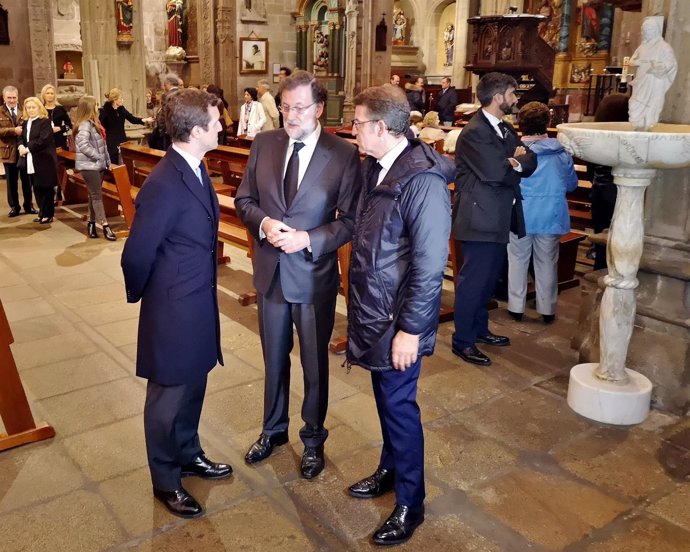 Rajoy, en el funeral por su padre, junto a Feijóo y Casado