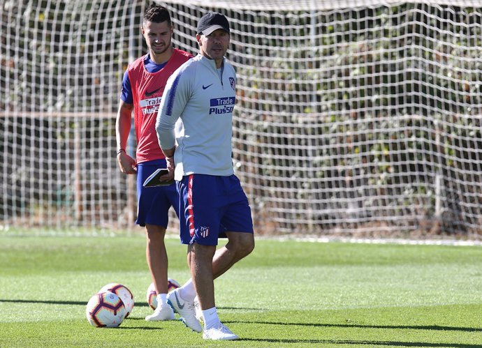 Simeone junto a Vitolo en un entrenamiento del Atlético