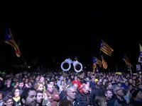 Miles de personas se concentran en la cárcel de Lledoners contra los escritos de la Fiscalía