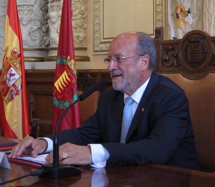 León de la Riva en su última rueda de prensa como alcalde de Valladolid