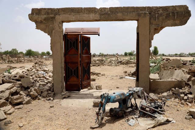 Una puerta de un edificio derruido junto a un campo de desplazados en Borno