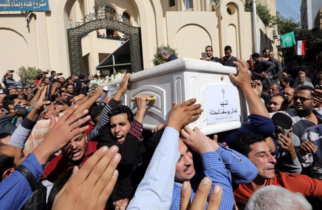 Funeral de seis cristianos coptos muertos en un ataque en Minya (Egipto)