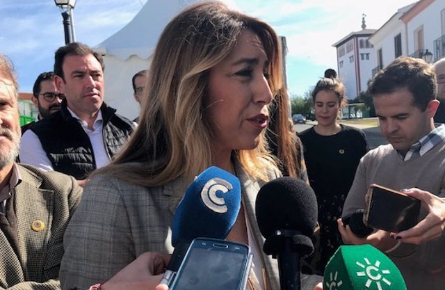 Susana Díaz atiende a los medios en Chucena (Huelva)