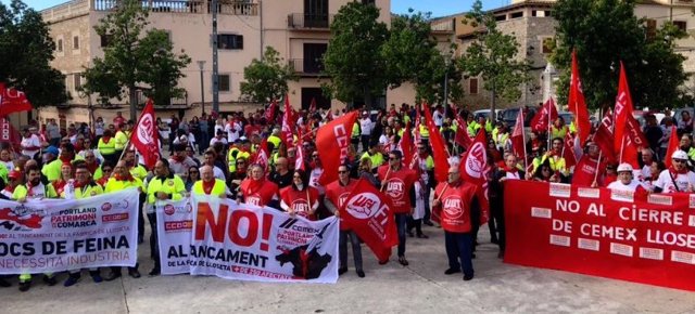 Centenares de personas se manifiestan contra el cierre de la cementera Cemex en Lloseta