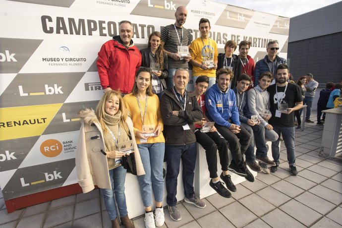 Fernando Alonso entrega trofeos en el IV GRan Premio de Karting Liberbank