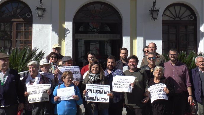 Candidatos de Adelante Andalucía junto a pensionistas