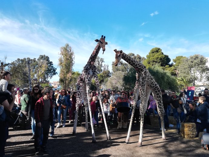 Girafas humanas en Escena Kids, en Sagunt