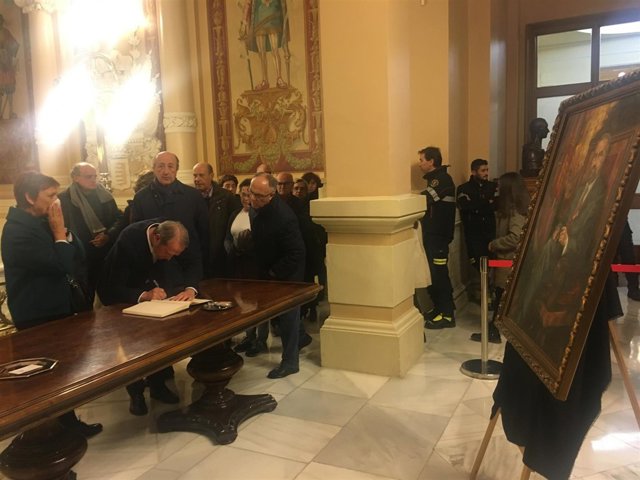 Cola para firmar en en libro de condolencias de Bolaños