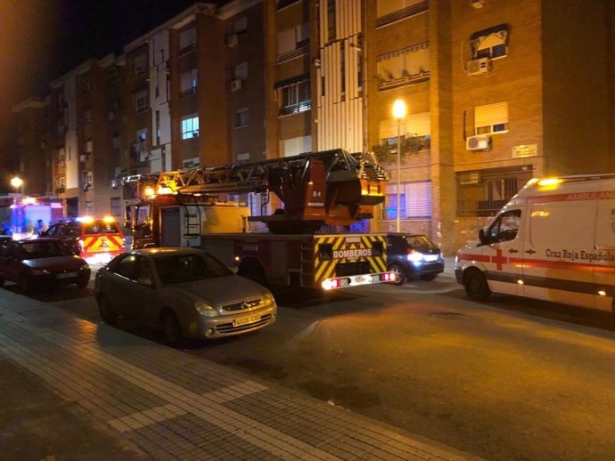 Los bomberos acuden a un incendio en la calle Ricardo Carapeto de Badajoz