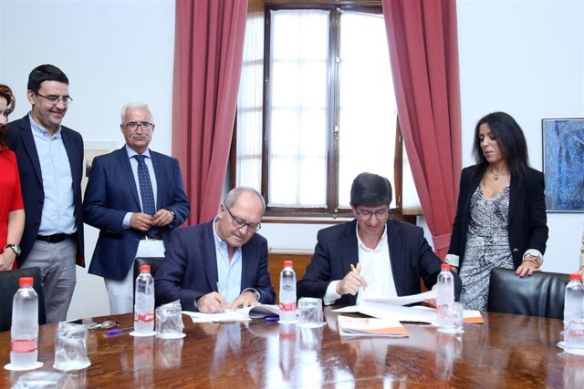 PSOE-A y Cs firman el acuerdo del Presupuesto 2018 y el impuesto de sucesiones