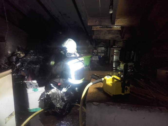 Bomberos en incendio vivienda Arenas de Iguña