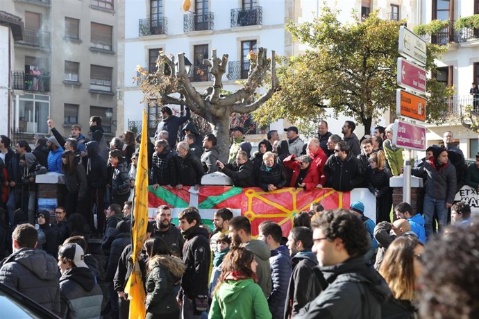 Foto del ambiente en la concentración de España Ciudadana en Alsasua, Navarra