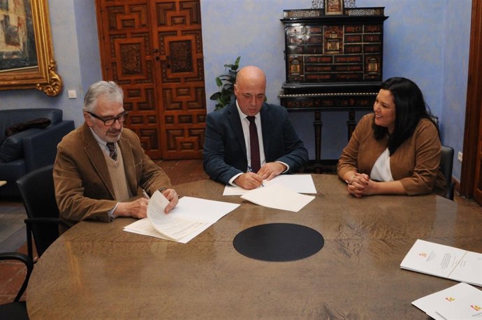 La Diputación rubrica tres convenios para prácticas y formación en empresas