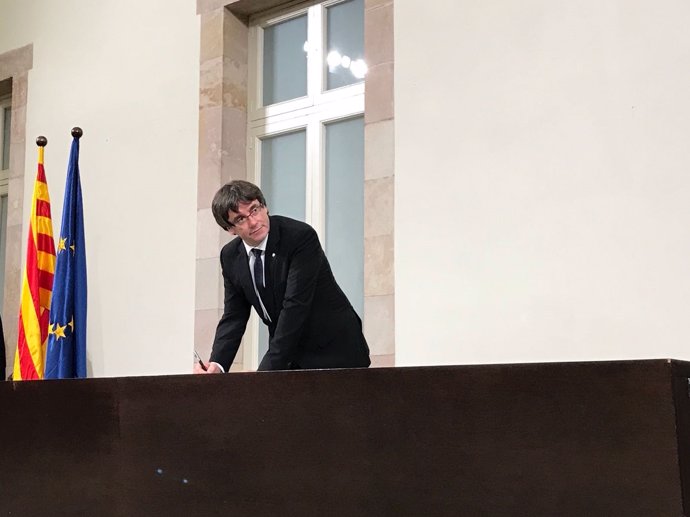 Carles Puigdemont firma la declaración de su compromiso con la independencia
