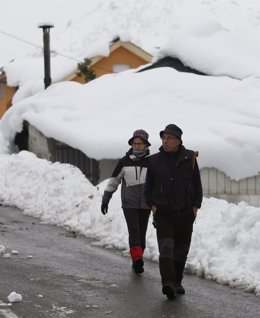 Imágenes de la Unidad Militar de Emergencia ayudando en Asturias por las nevadas
