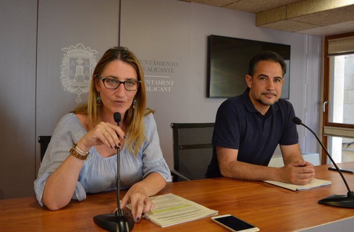 Mari Carmen de España e Israel Cortés en rueda de prensa