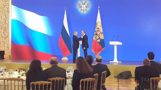 Putin entrega una medalla a De la Torre