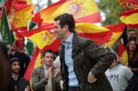 Casado ve una "felonía" que Pedro Sánchez "se venda al independentismo" en Cataluña "para resistir en el banco azul"