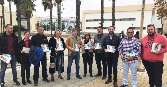 Reparto informativo del PSOE en Isla Cristina (Huelva)