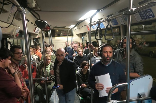 'Font de Misteris', de IB3 Ràdio, emite su programa en directo a bordo de un autobús de la EMT de Palma