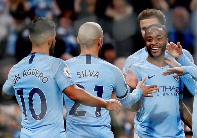 Silva y Agüero felicitan a Sterling, tras un gol del Manchester City