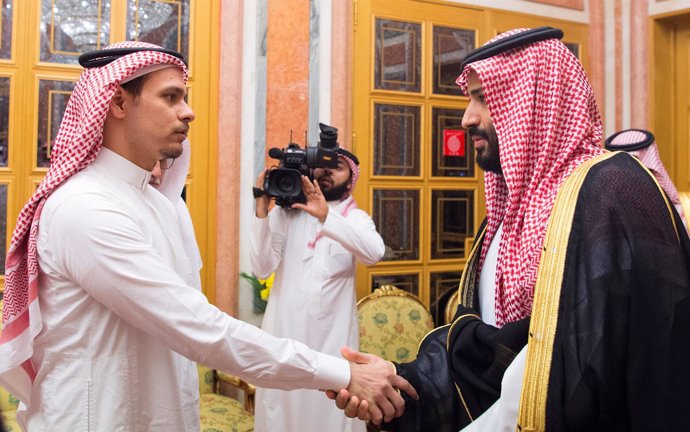 Salá Jashogi, hijo del periodista asesinado, junto al príncipe heredero saudí