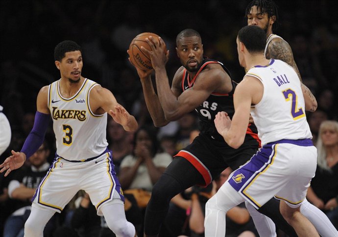Ibaka protege el balón en el Lakers-Raptors