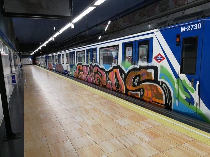 Tren de Metro pintado la noche del 1 de noviembre en Vadillo