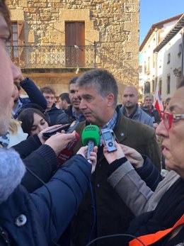 Ignacio Cosidó atiende a los medios de comunicación en Alsasua