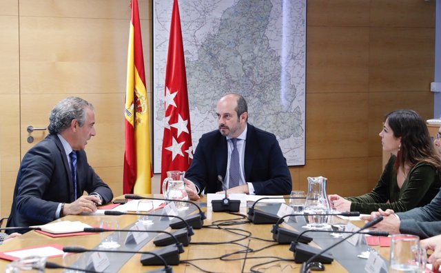 El presidente de la Comunidad de Madrid, Ángel Garrido, con Fiscalía