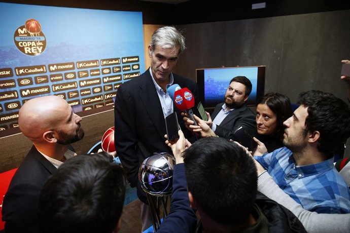 Antonio Martín atiende a los medios