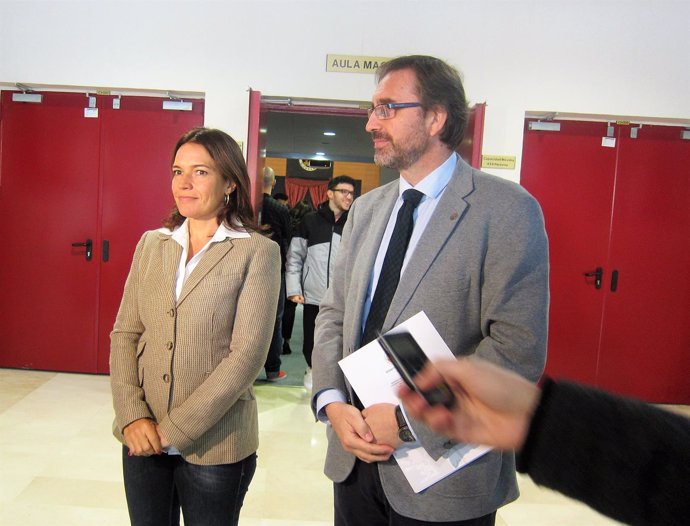 La consejera Lina Gálvez junto al rector de la Universidad de Jaén, Juan Gómez.