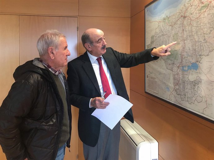 El consejero José María Mazón y el alcalde de Herrerías, Juan Francisco Linares