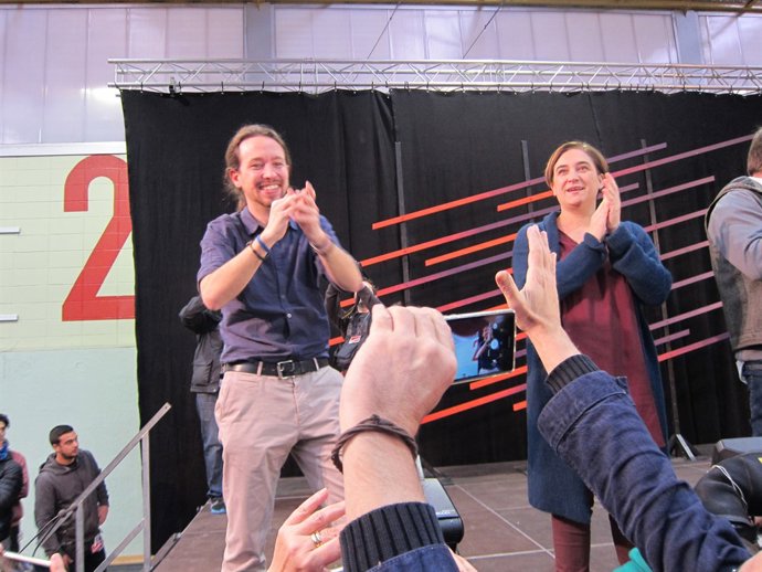 Pablo Iglesias amb Ada Colau en un míting a Barcelona (Arxiu)