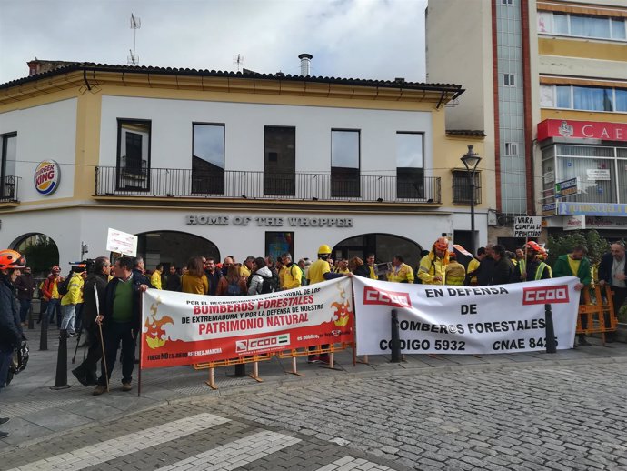 Manifestación de bomberos forestales y CCOO en Mérida