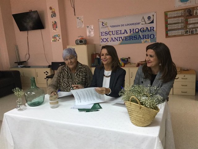 Firma del convenio con Aprompsi por la escuela hogar