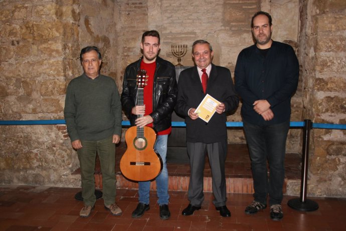 Alcalde (2º dcha.) con artistas que actuarán en la Sinagoga