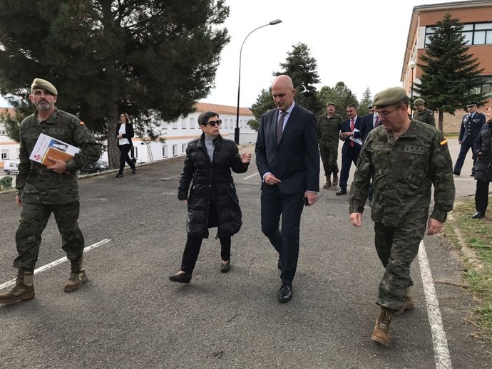 La delegada T.Cunillera y el subsecretario de Defensa Alejo de la Torre.